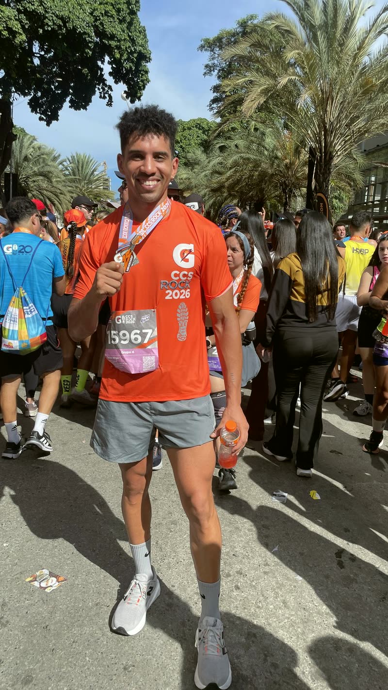 Geiser Elligon con la medalla y el número de corredor del CCS Rock 2026