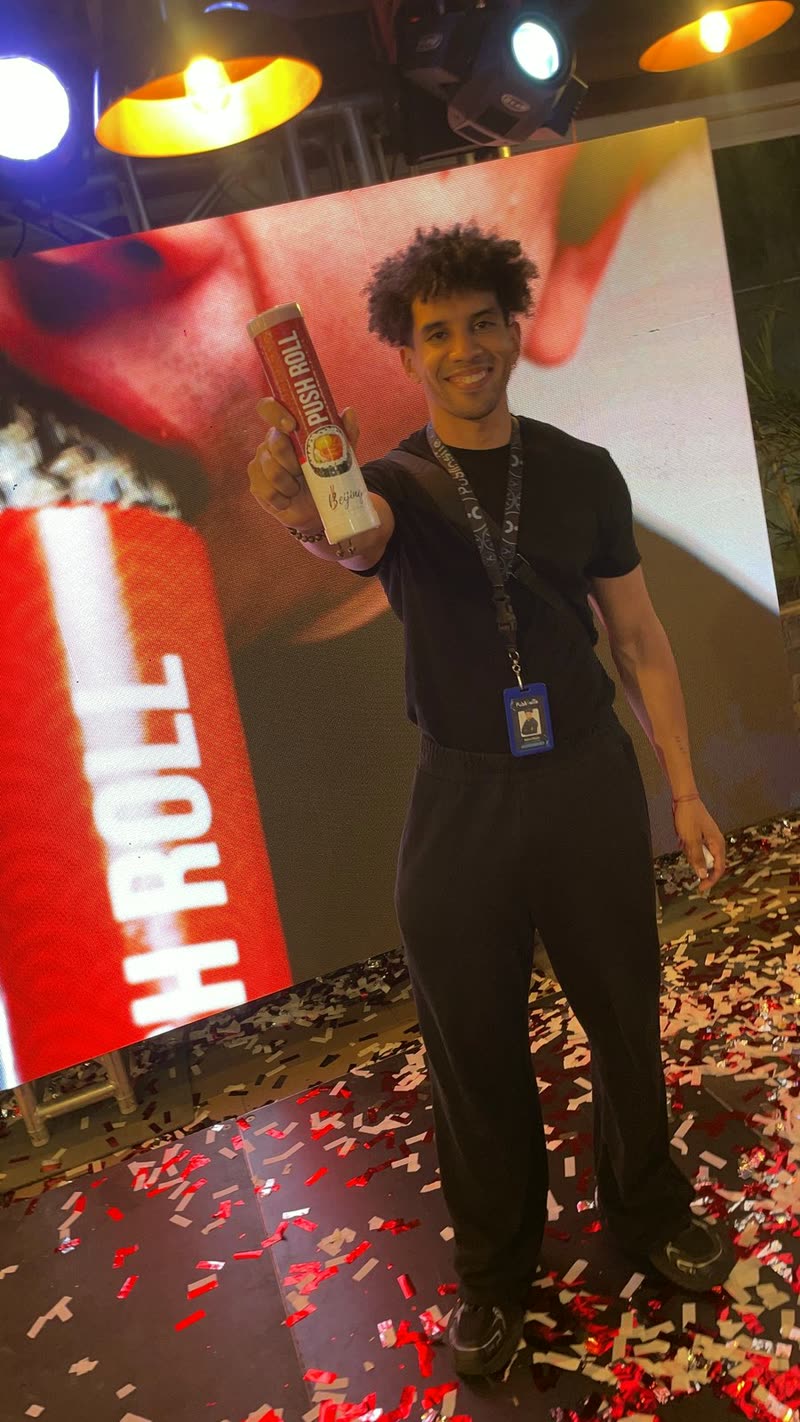 Geiser Elligon en el escenario del lanzamiento, con un Push Roll de Beijing en la mano frente a la pantalla de la marca
